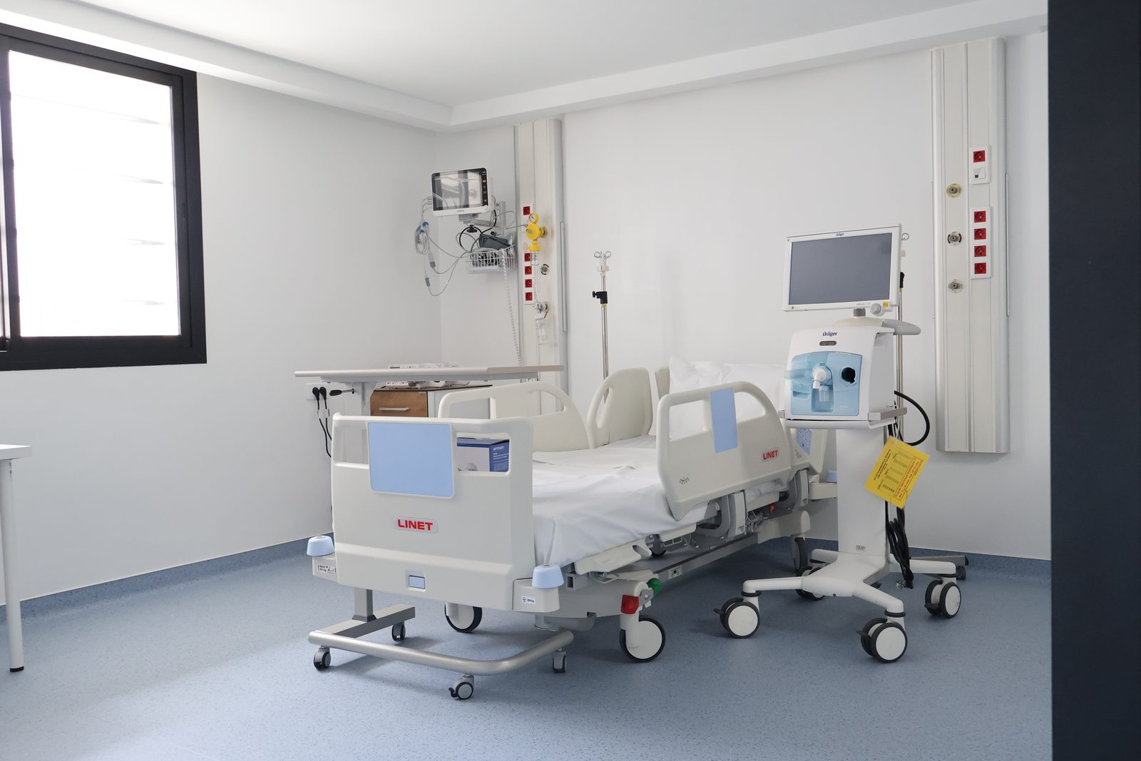 Chambre de soins intensifs neurovasculaires (USINV) du Stroke Center à Casablanca, équipée d'un lit de réanimation LINET et d'un moniteur multiparamétrique Dräger